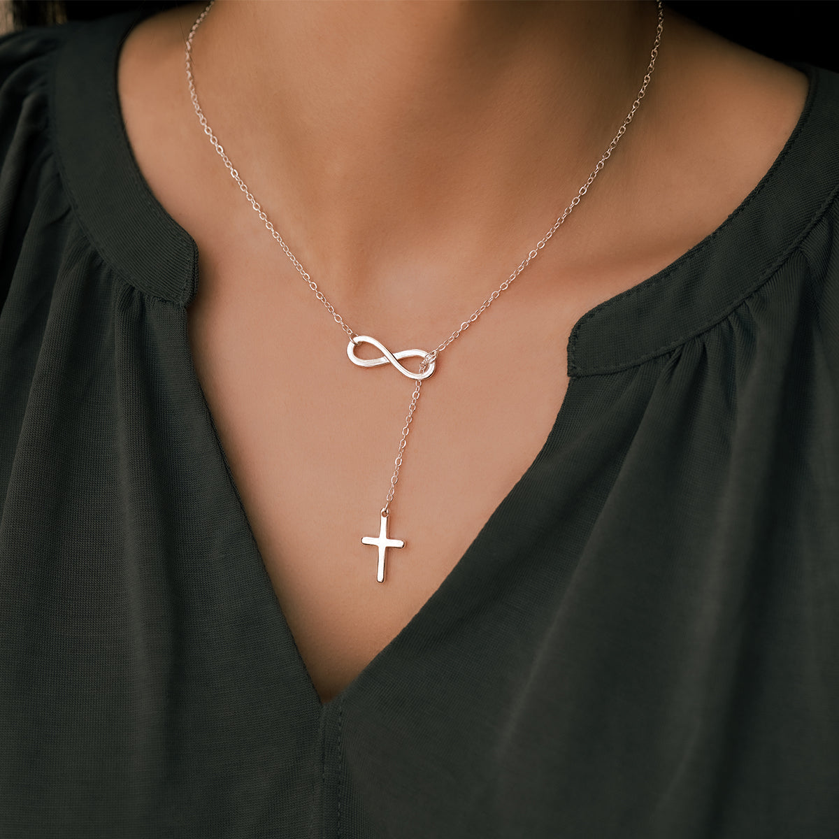 Yuna – Collar con colgante de cruz infinita