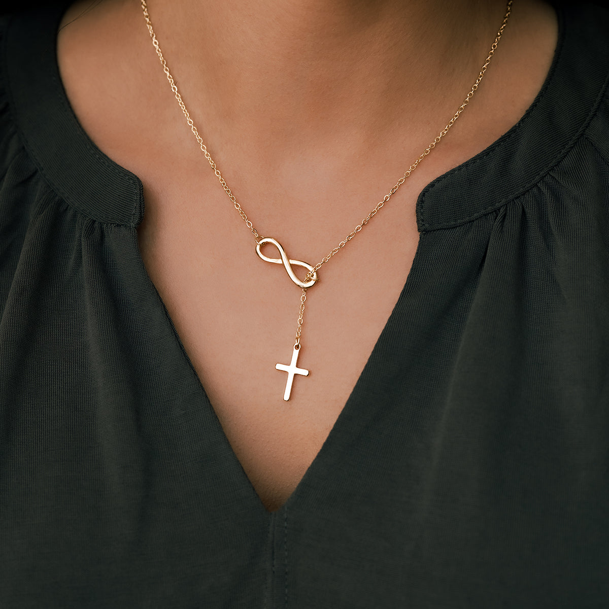 Yuna – Collar con colgante de cruz infinita