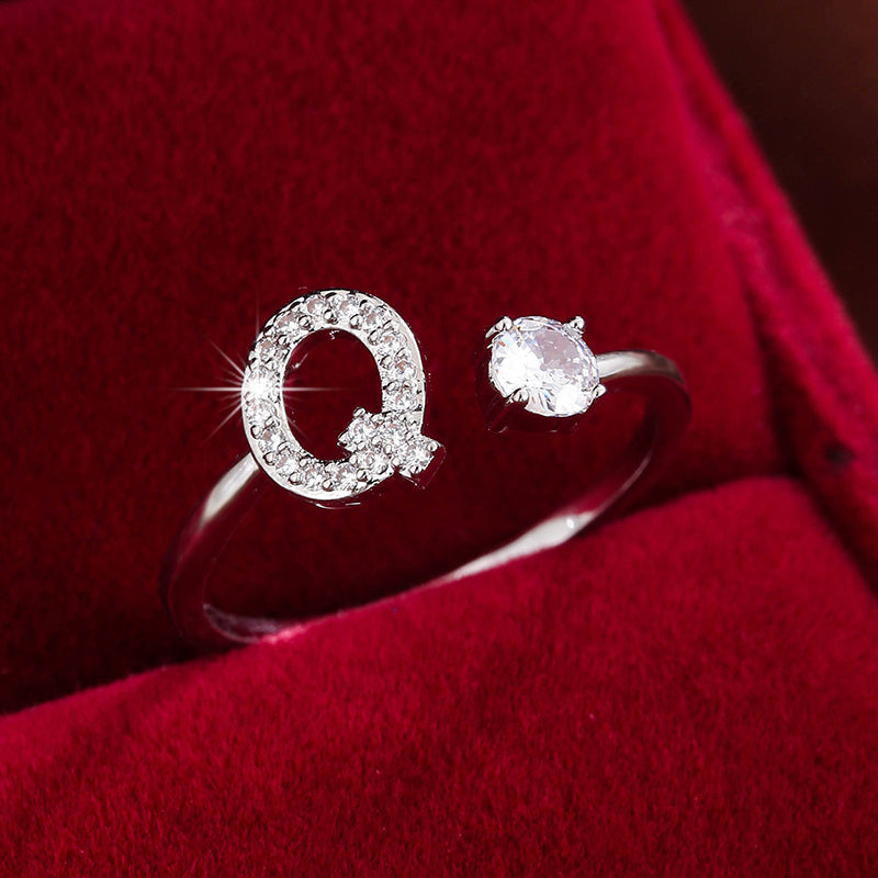 Nova – Anillo abierto moderno con inicial y circonitas