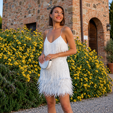 Mary - Elegante Vestido Corto de Fiesta con Plumas