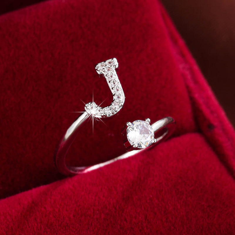 Nova – Anillo abierto moderno con inicial y circonitas