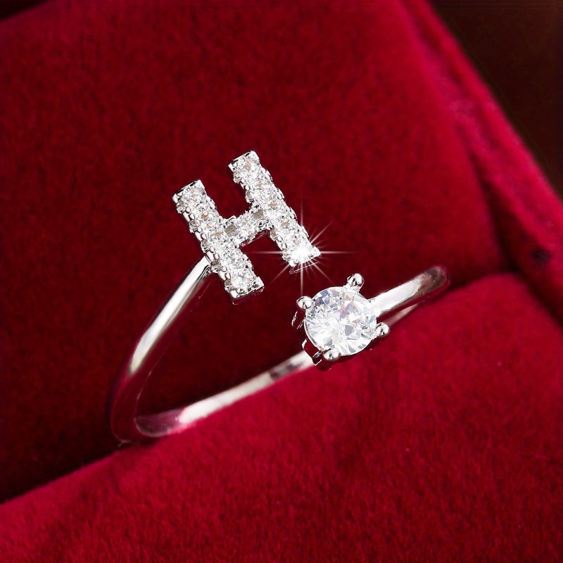 Nova – Anillo abierto moderno con inicial y circonitas