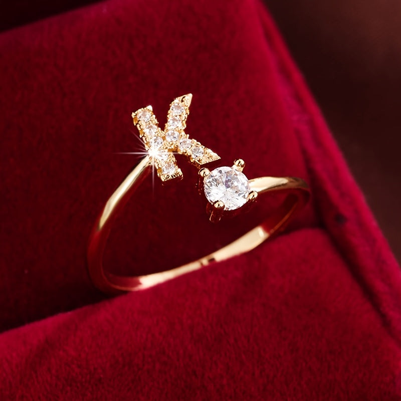 Nova – Anillo abierto moderno con inicial y circonitas
