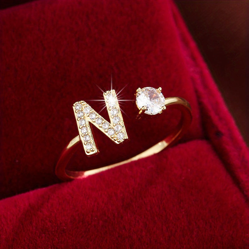 Nova – Anillo abierto moderno con inicial y circonitas