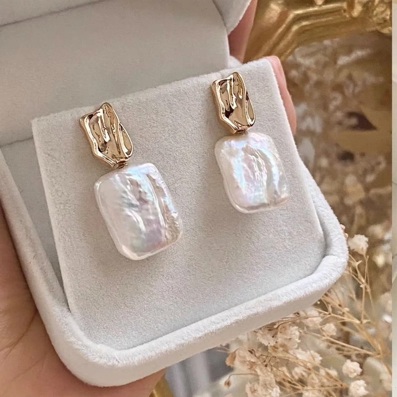 Aiah – Pendientes dorados con elegantes perlas barrocas