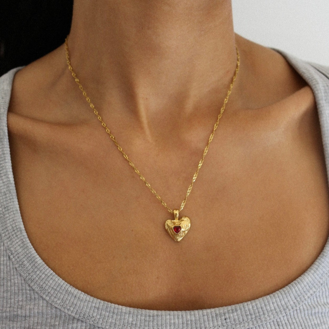 Vesper - Collar de Corazón Rojo en Oro