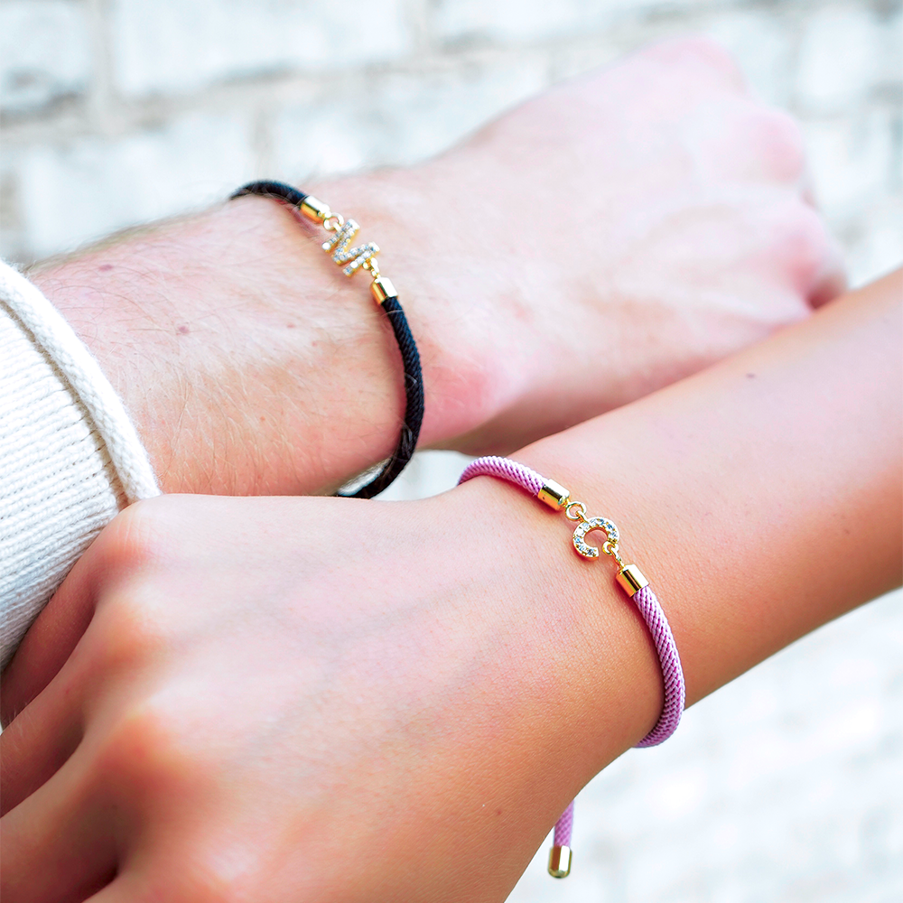 Calla – Pulsera ajustable con inicial grabada