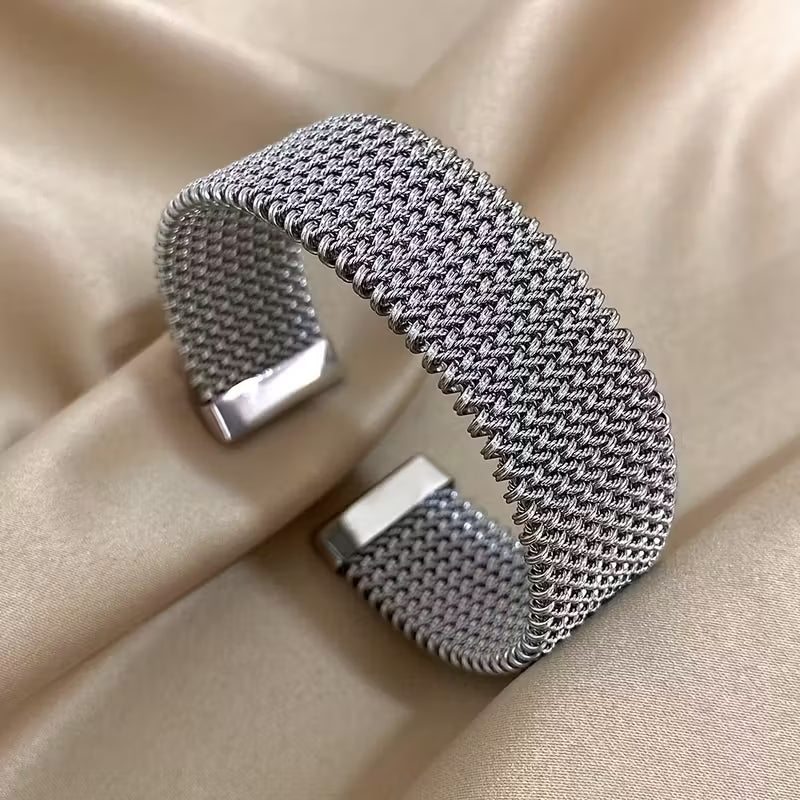 Raya – Pulsera de acero de titanio con cable grabado