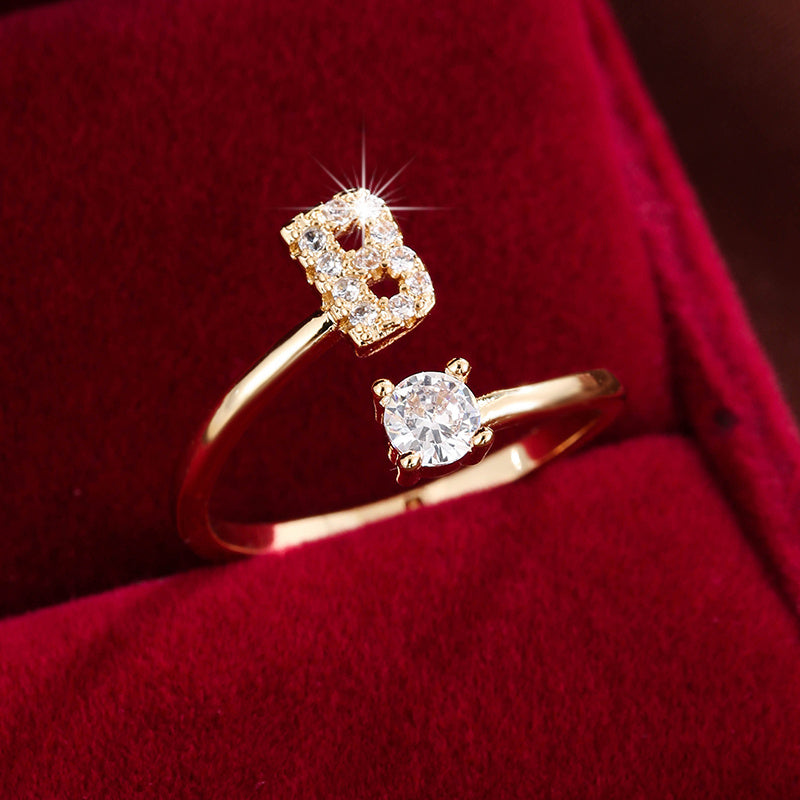Nova – Anillo abierto moderno con inicial y circonitas