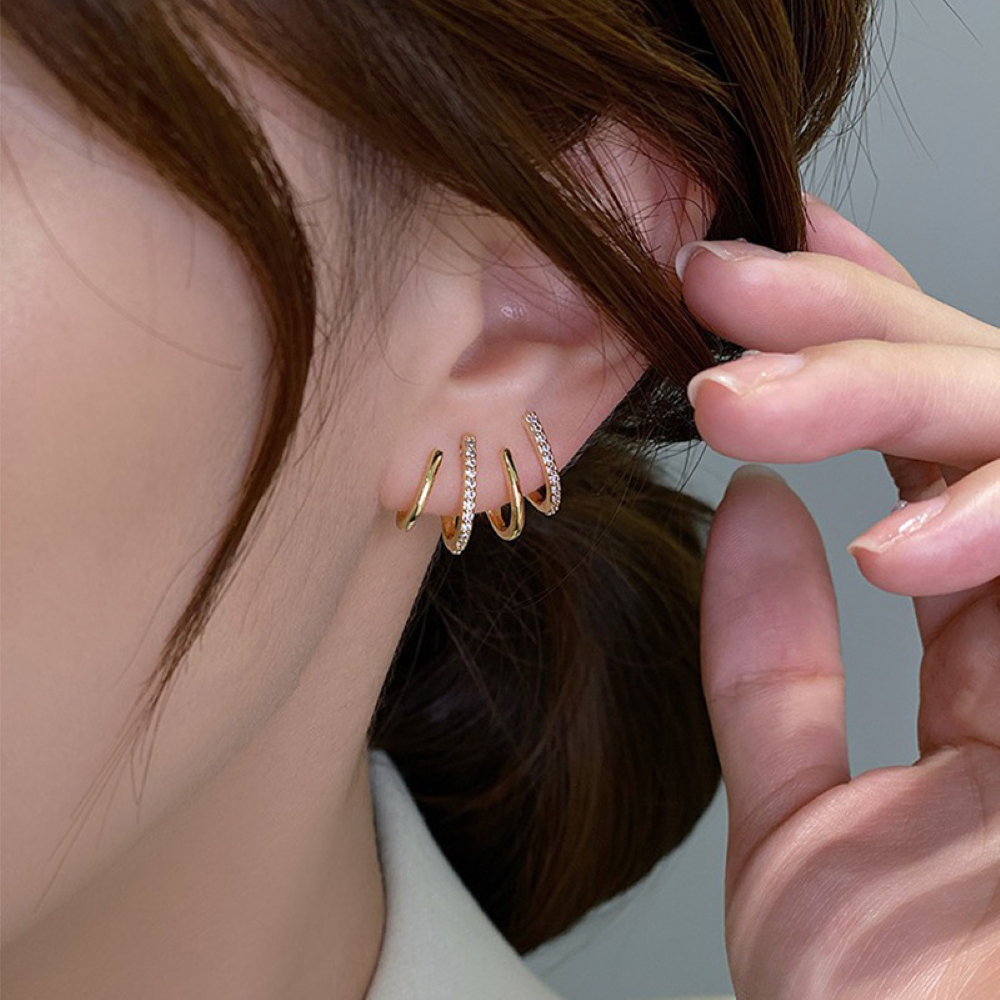 Pendientes Huggie de Zircón de Cuatro Puntas