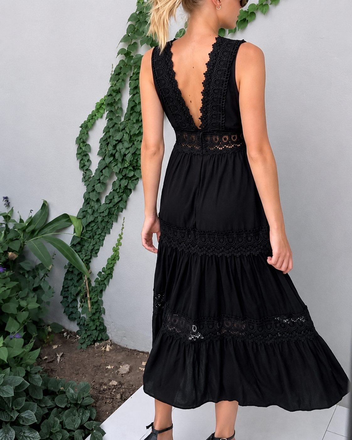Shaquira - Vestido Elegante con Cuello en V
