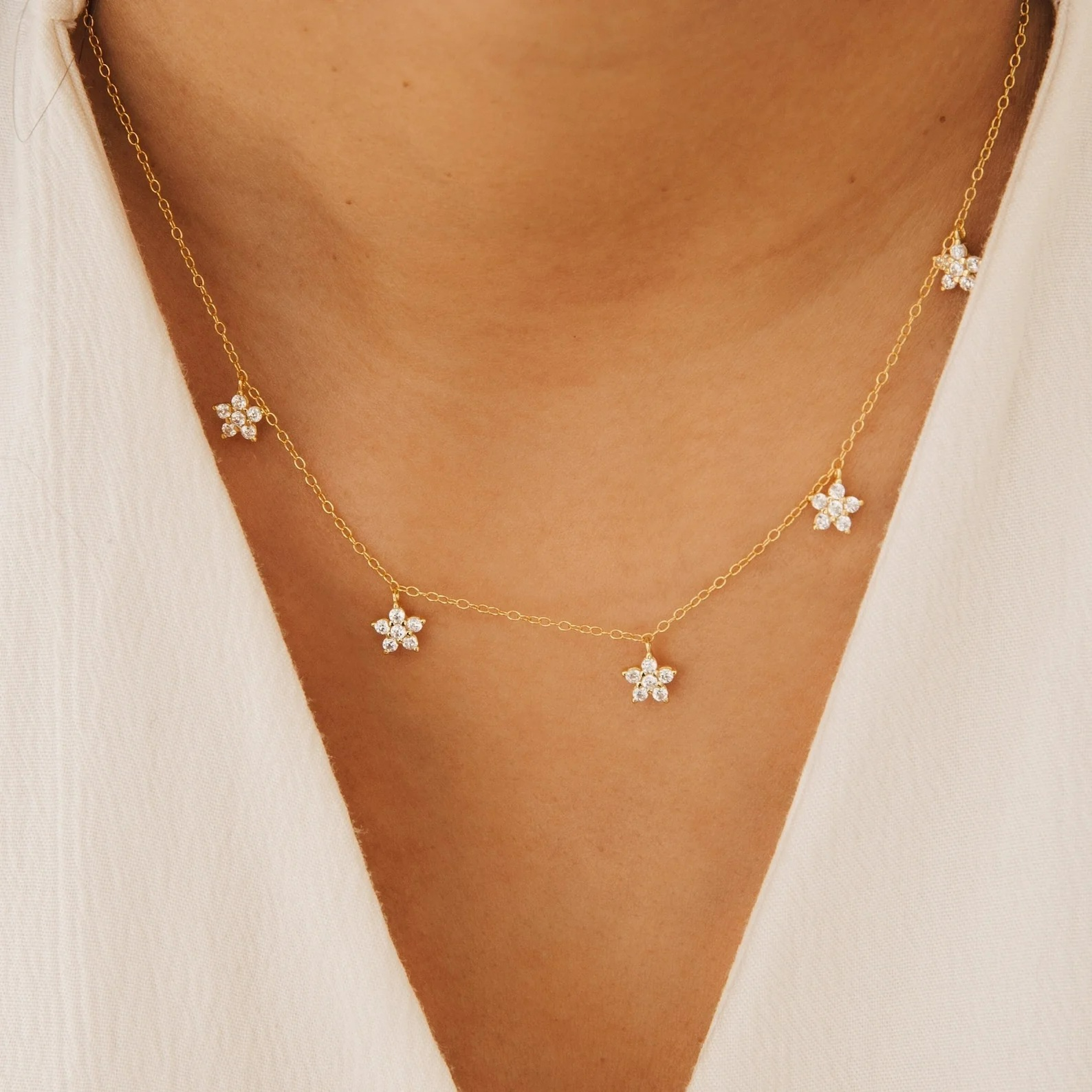 Collar de flores de diamante delicado