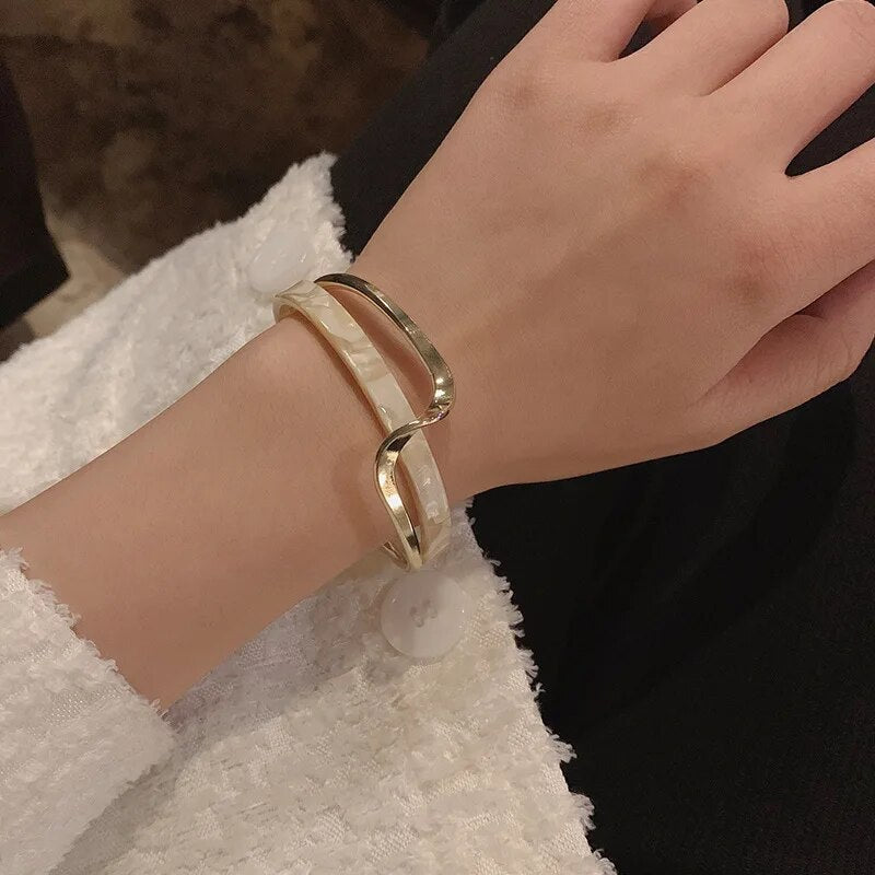 Brazalete ondulado con incrustaciones de perlas - Brazalete de oro chapado en 18K