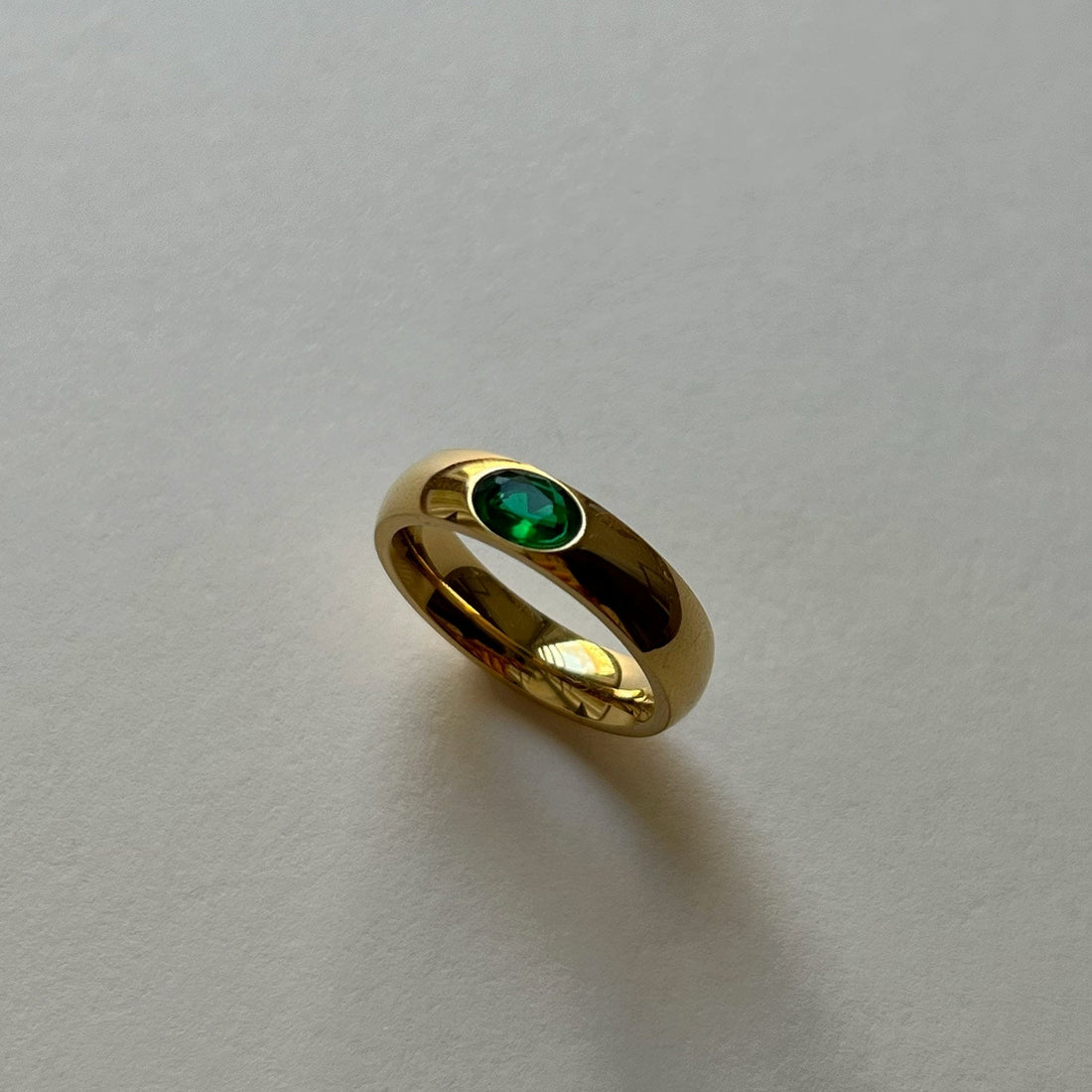 Anillo de oro con gema de esmeralda