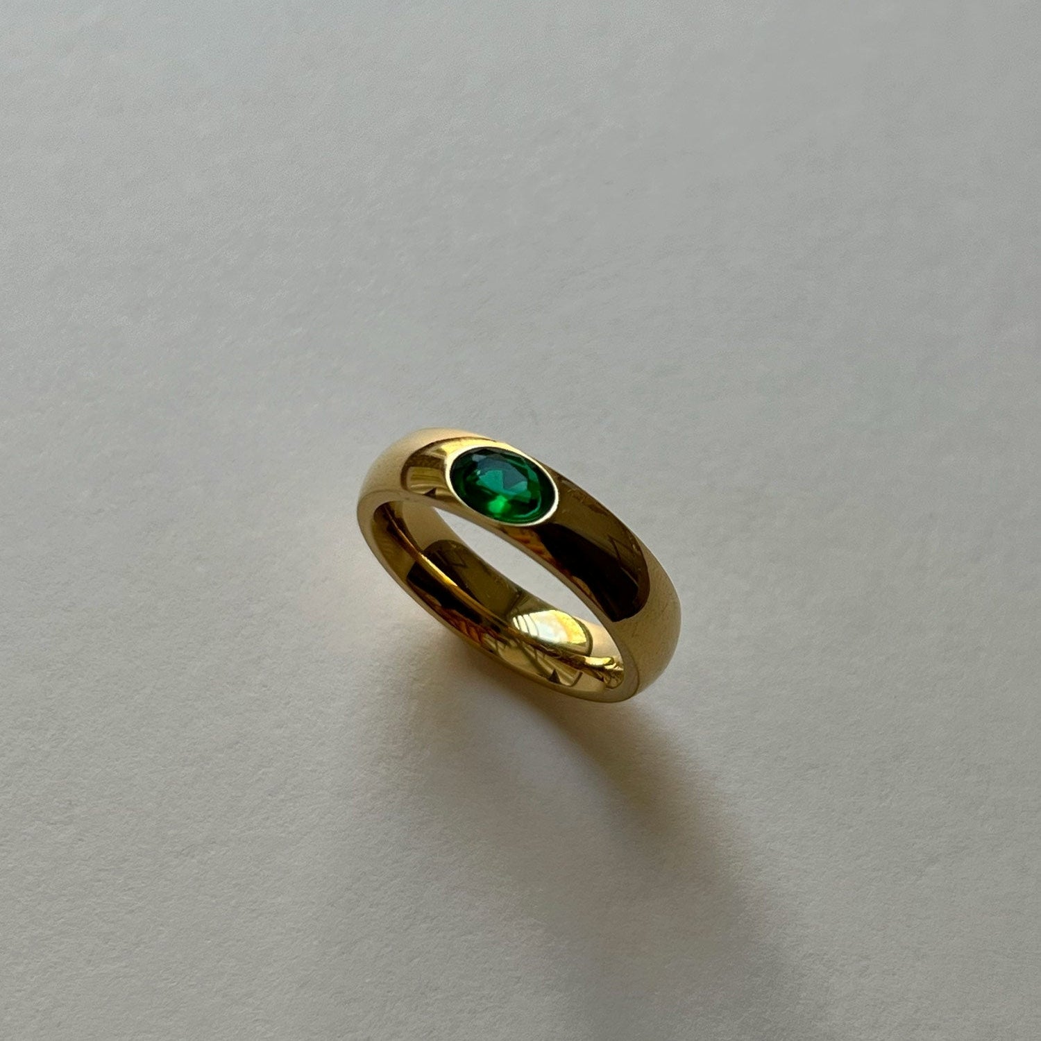 Anillo de oro con gema de esmeralda