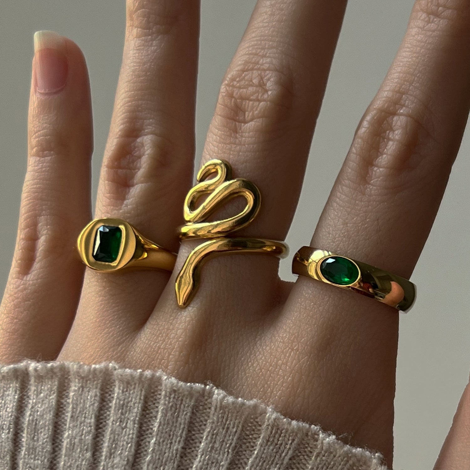 Anillo de oro con gema de esmeralda