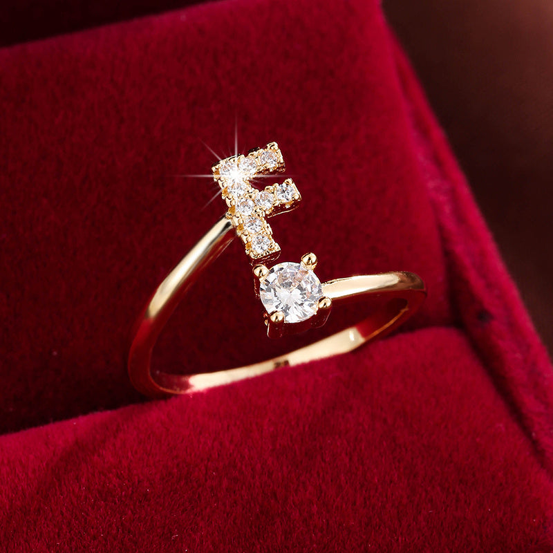 Nova – Anillo abierto moderno con inicial y circonitas