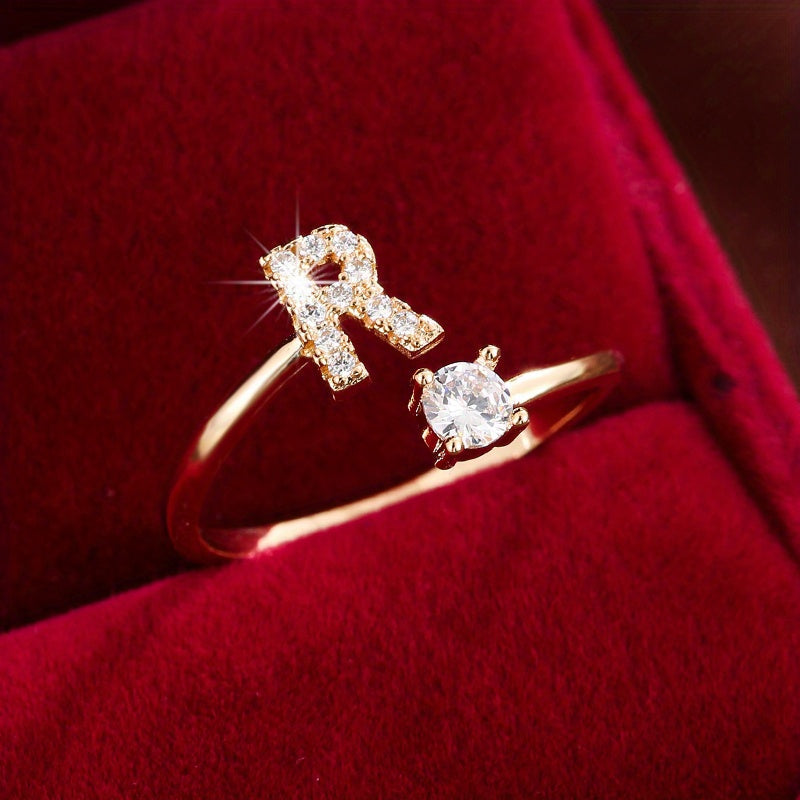 Nova – Anillo abierto moderno con inicial y circonitas