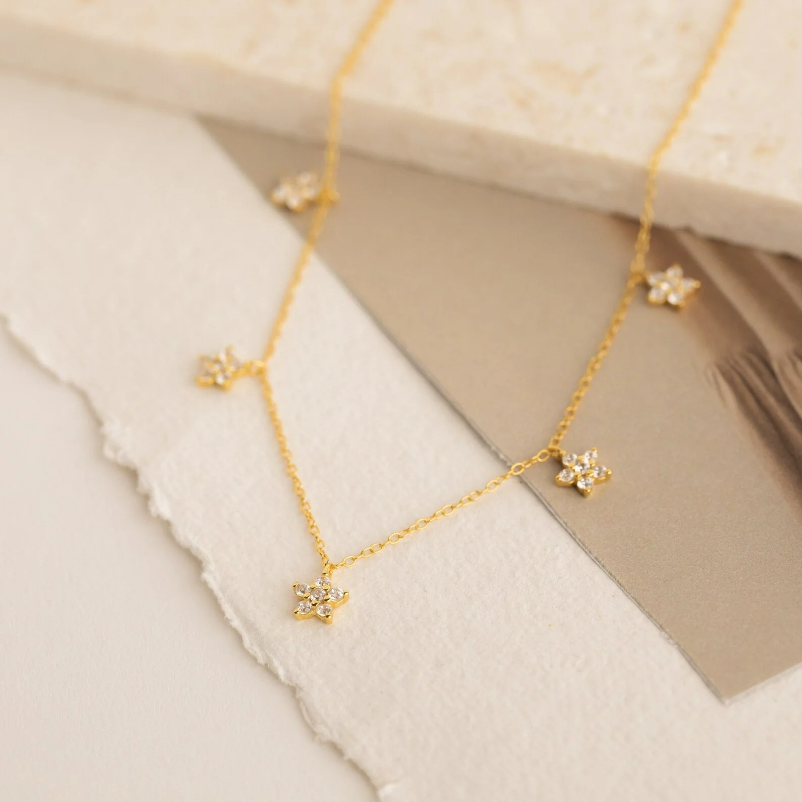 Collar de flores de diamante delicado
