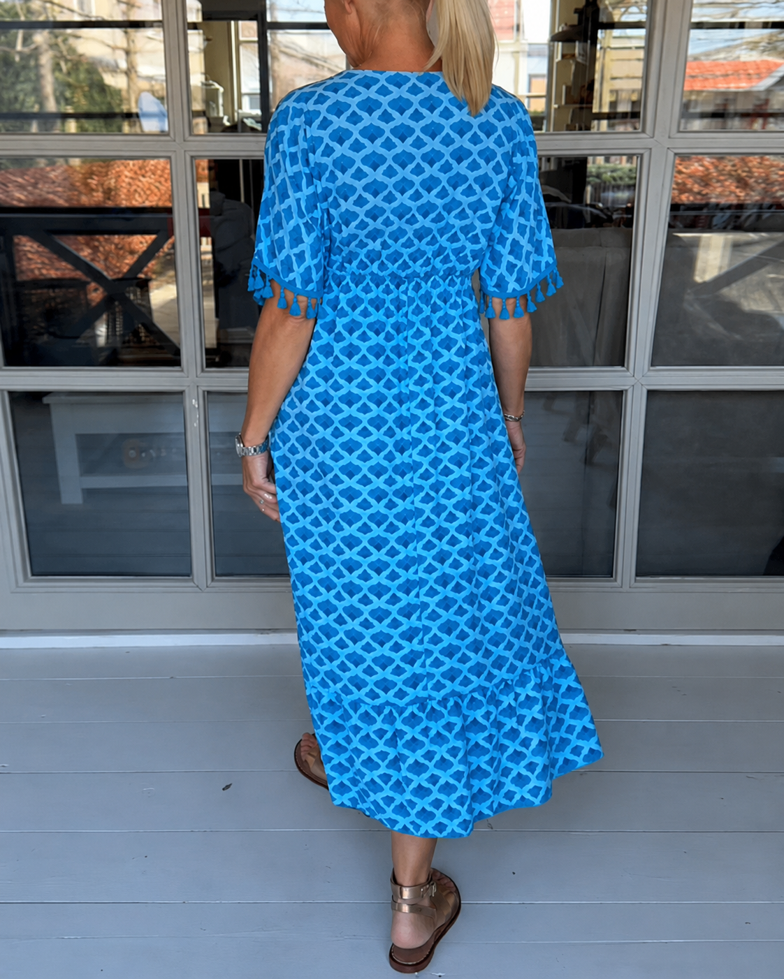 Nimrah - Vestido Midi Elegante con Cuello en V