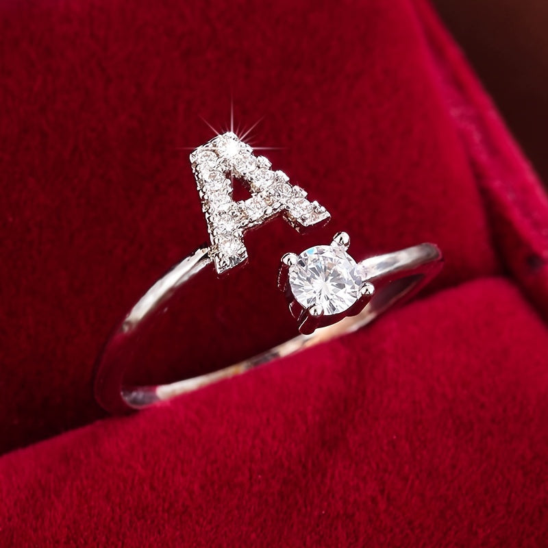 Nova – Anillo abierto moderno con inicial y circonitas