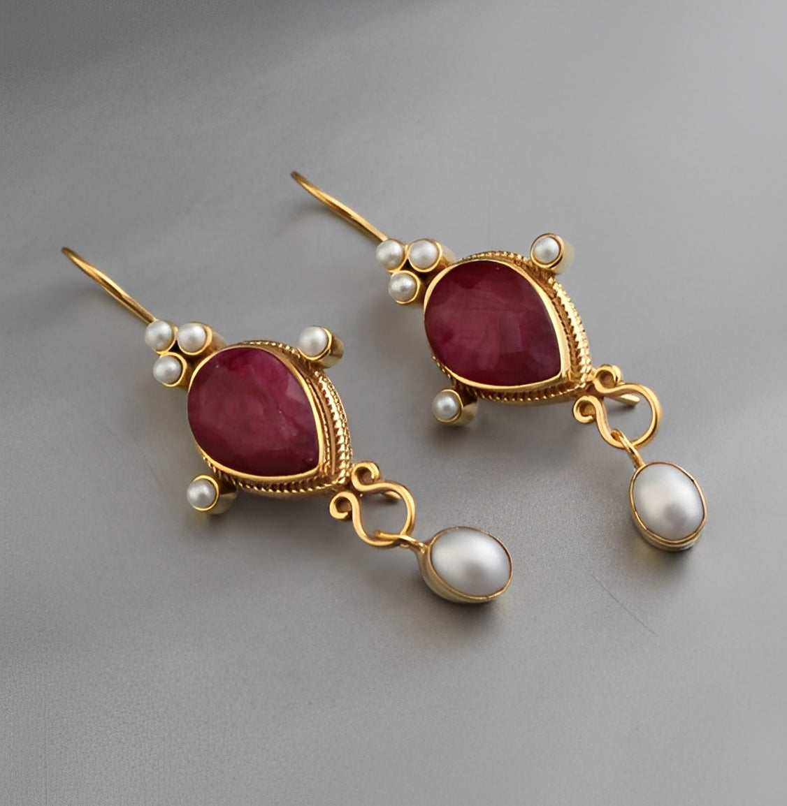 Soline – Pendientes refinados con perla y rubí