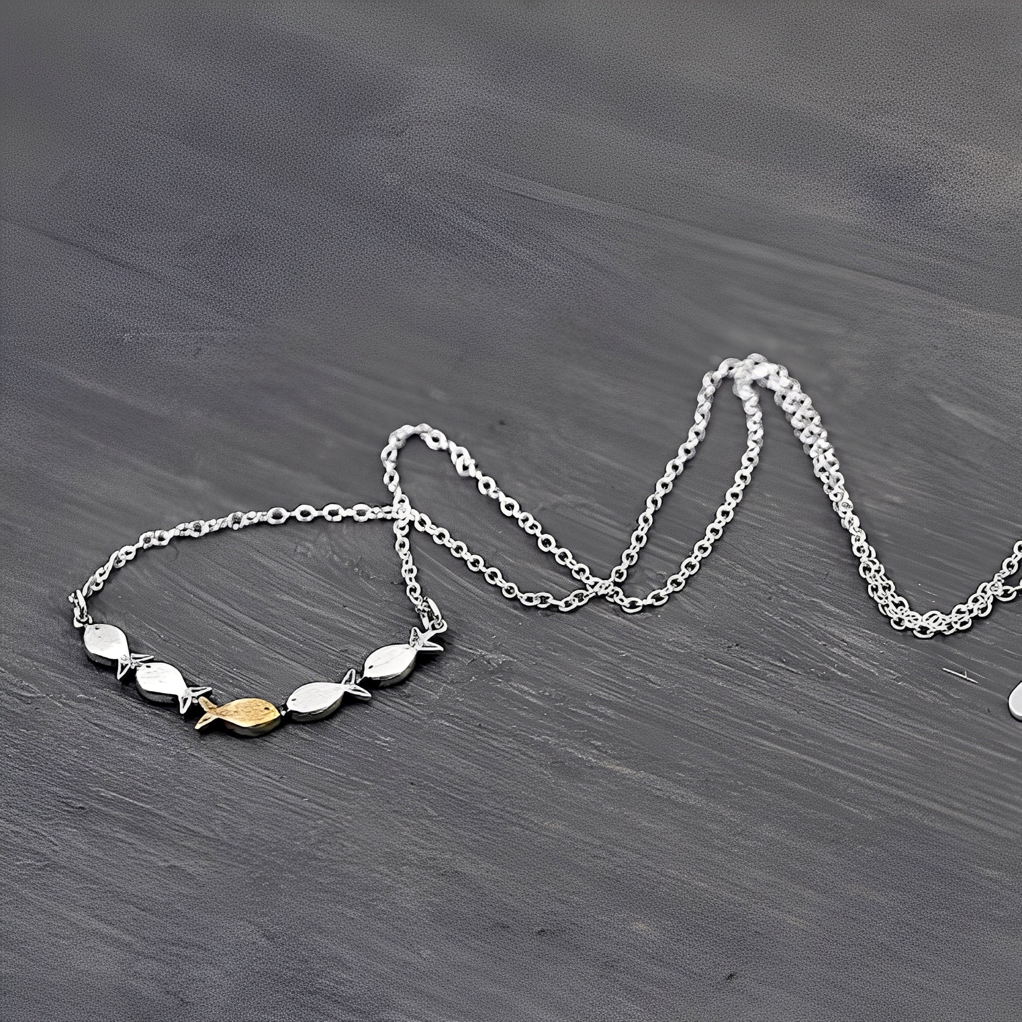 Amandine – Collar Elegante de Pez Dorado