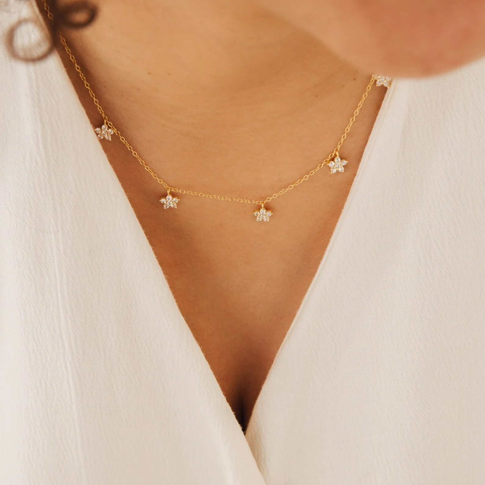 Collar de flores de diamante delicado