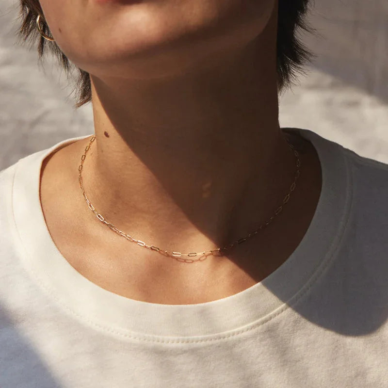 Nadia – Collar Paperclip de Oro Elegante