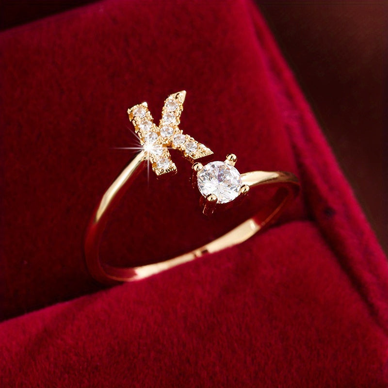 Nova – Anillo abierto moderno con inicial y circonitas