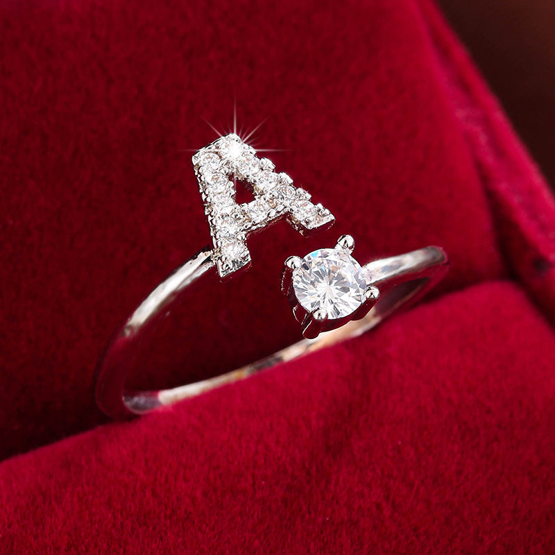 Nova – Anillo abierto moderno con inicial y circonitas