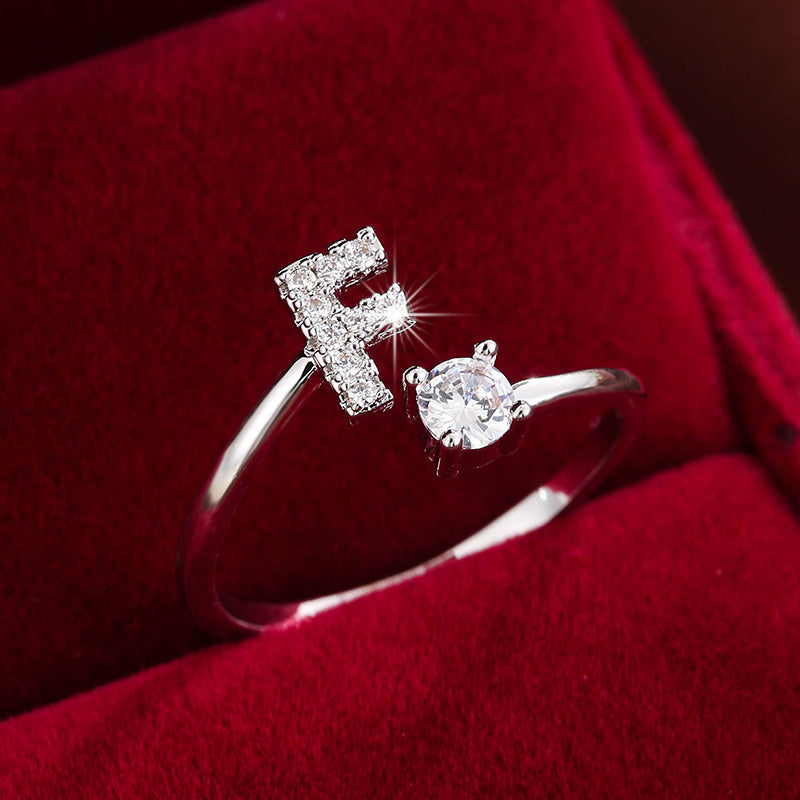 Nova – Anillo abierto moderno con inicial y circonitas