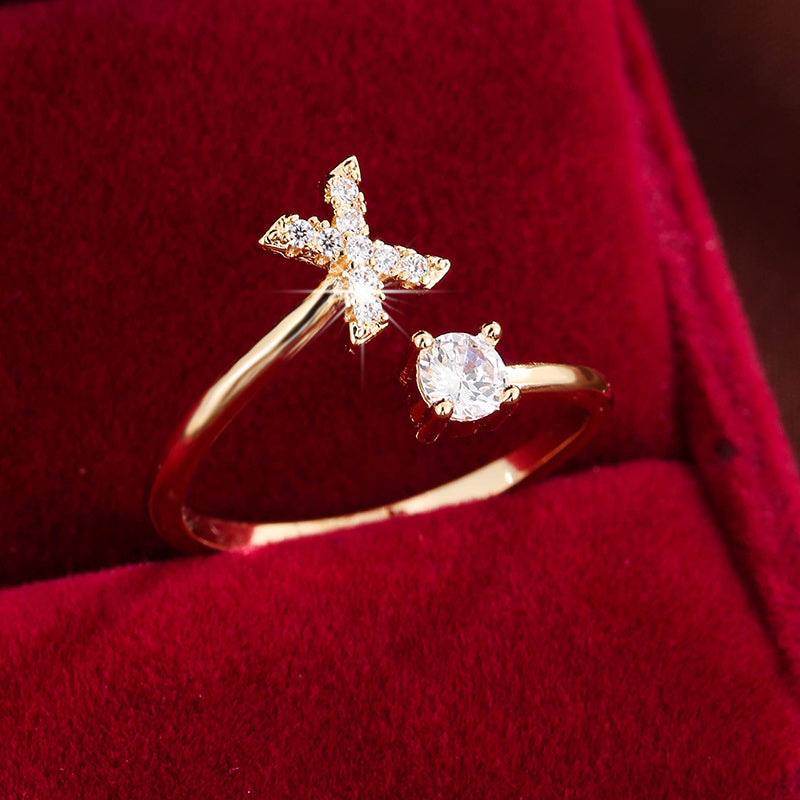 Nova – Anillo abierto moderno con inicial y circonitas