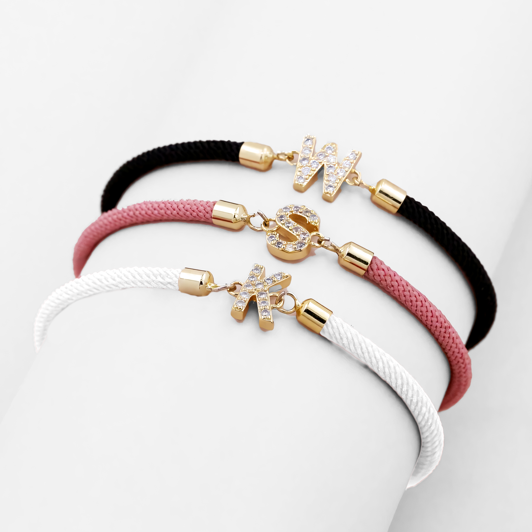 Calla – Pulsera ajustable con inicial grabada