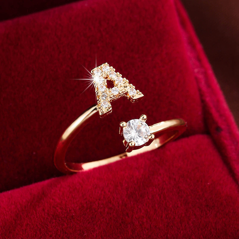 Nova – Anillo abierto moderno con inicial y circonitas