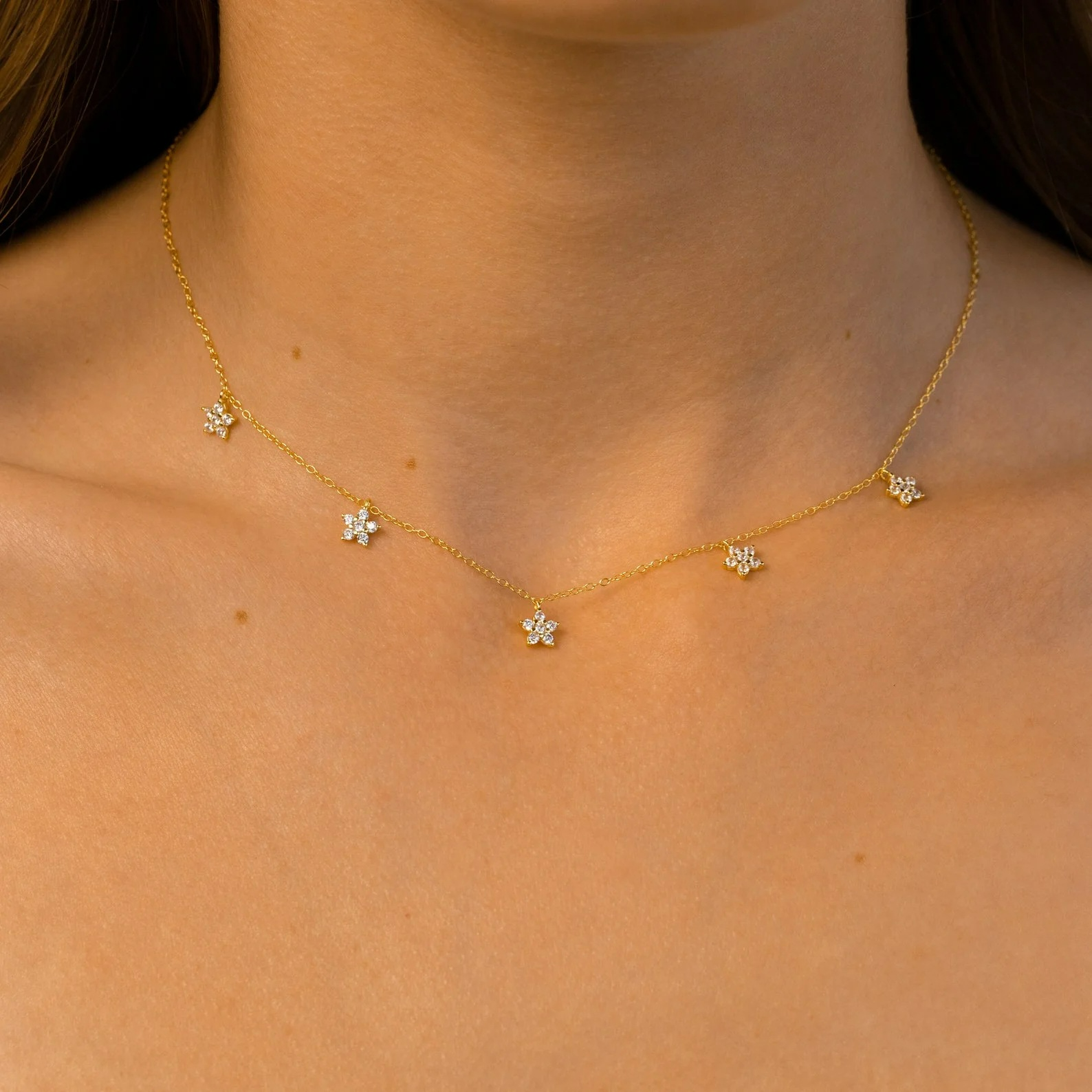 Collar de flores de diamante delicado