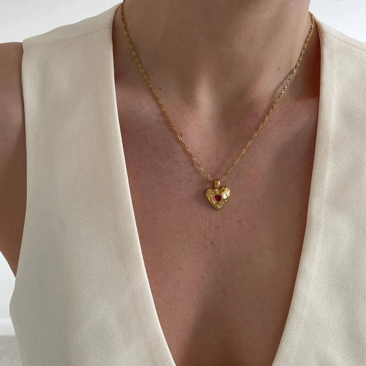 Vesper - Collar de Corazón Rojo en Oro