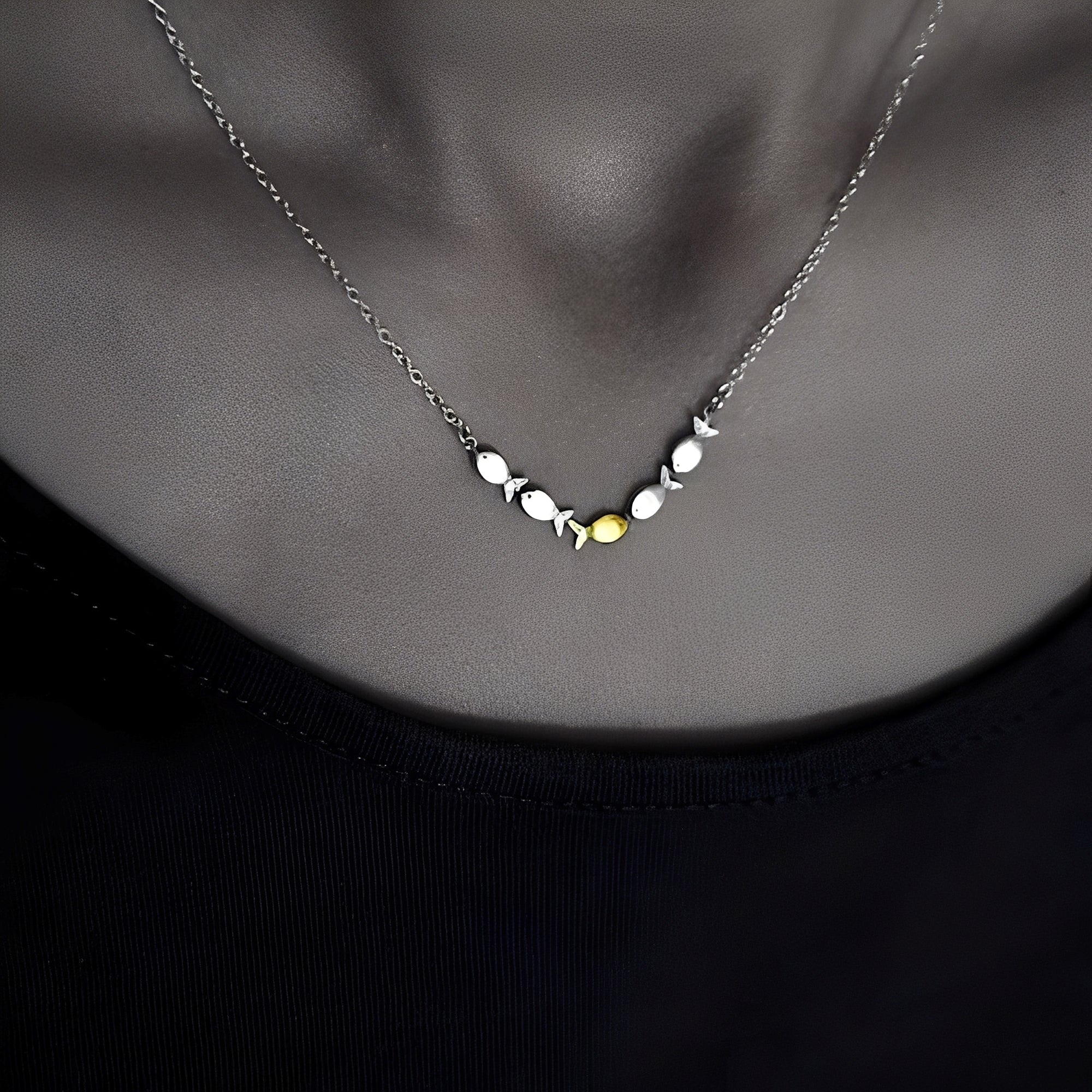 Amandine – Collar Elegante de Pez Dorado