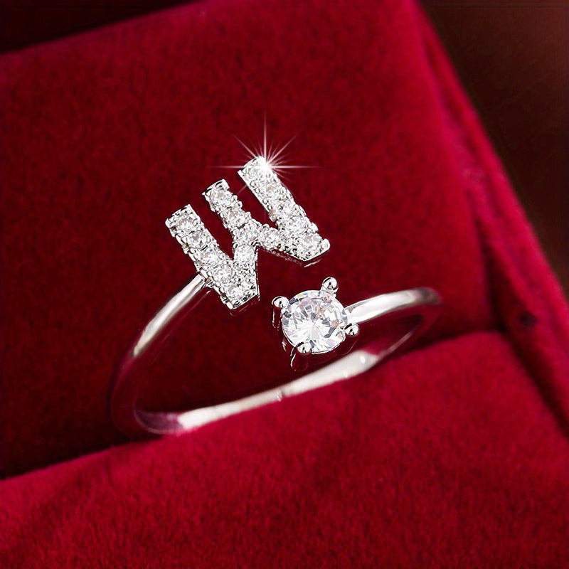 Nova – Anillo abierto moderno con inicial y circonitas