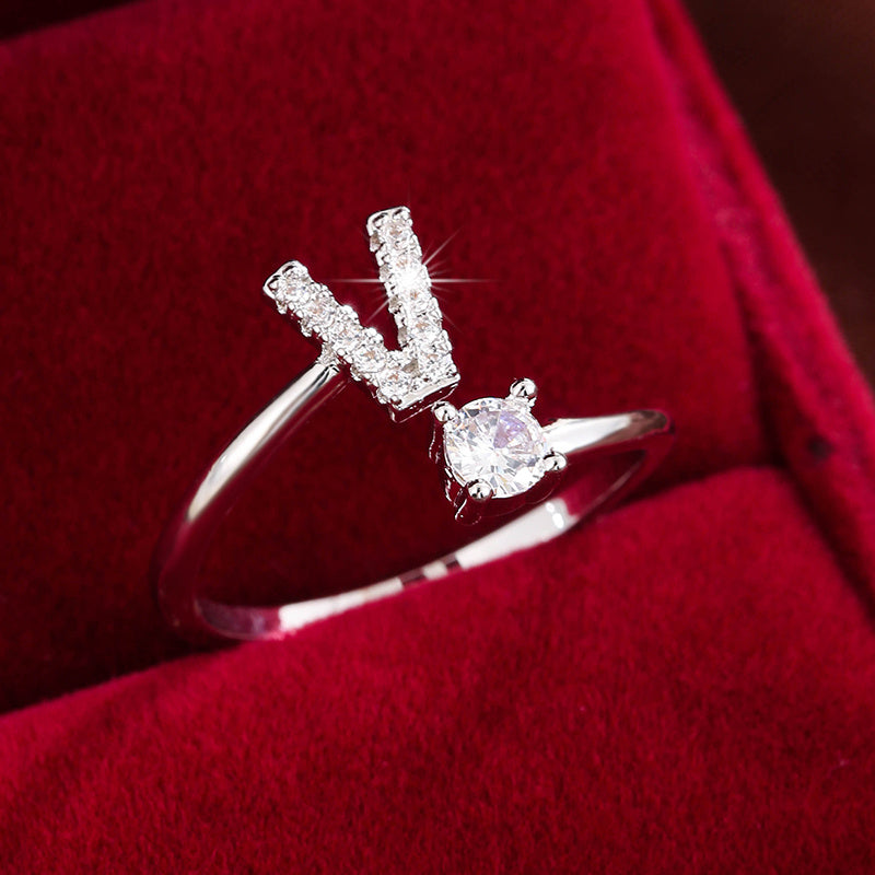 Nova – Anillo abierto moderno con inicial y circonitas