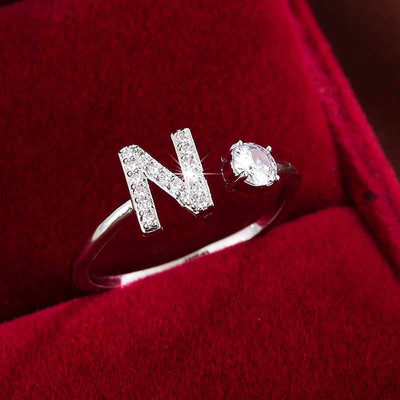 Nova – Anillo abierto moderno con inicial y circonitas