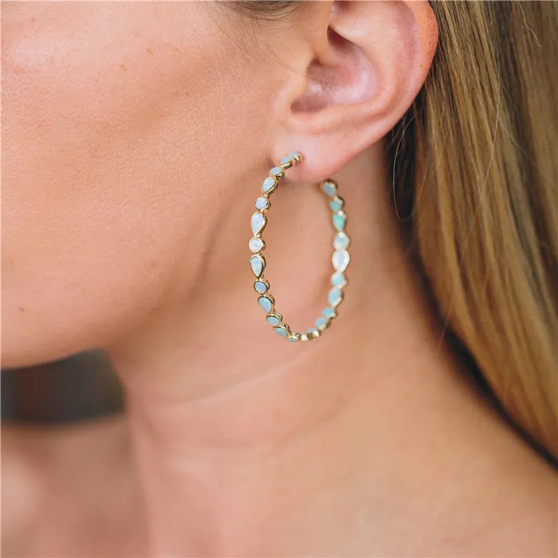 Elegancia luminosa - Pendientes de ópalo azul y oro