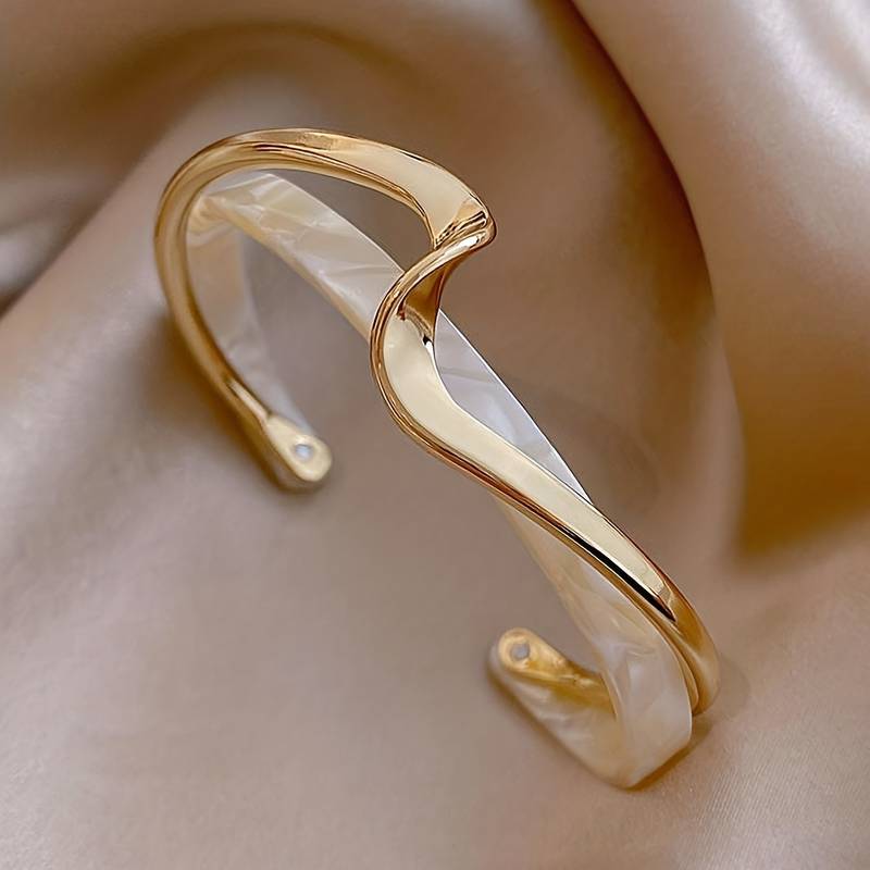 Brazalete ondulado con incrustaciones de perlas - Brazalete de oro chapado en 18K