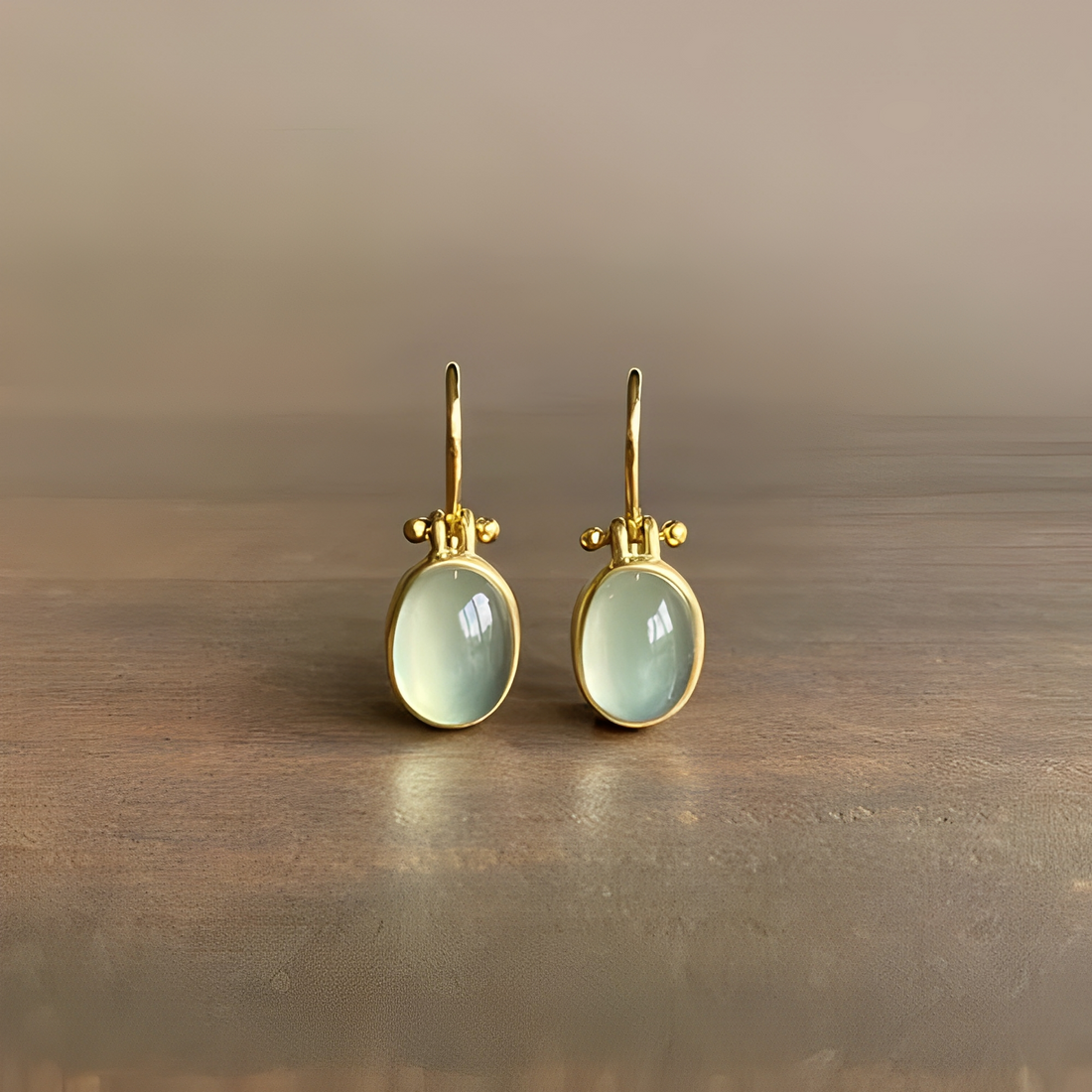 Wendy – Pendientes Vintage con Piedra de Luna Verde