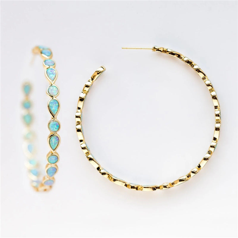 Elegancia luminosa - Pendientes de ópalo azul y oro