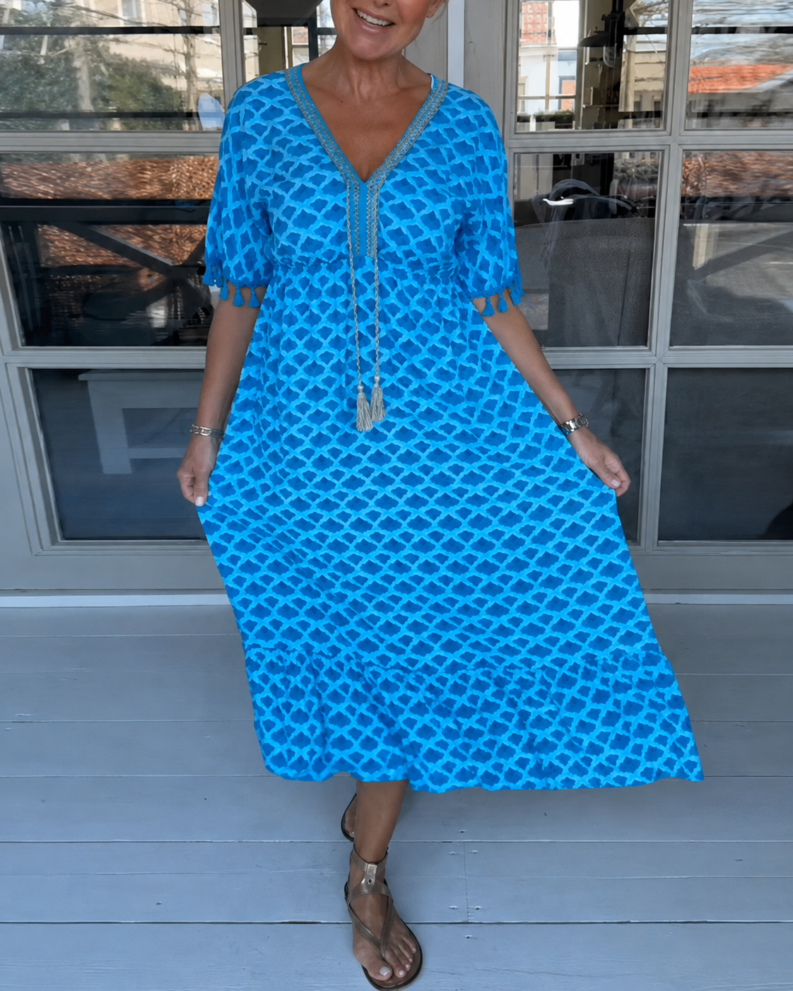 Nimrah - Vestido Midi Elegante con Cuello en V