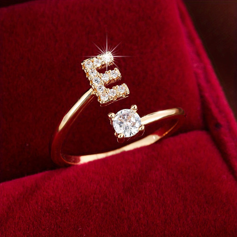 Nova – Anillo abierto moderno con inicial y circonitas