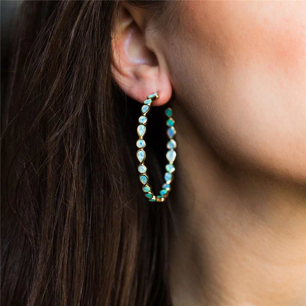 Elegancia luminosa - Pendientes de ópalo azul y oro