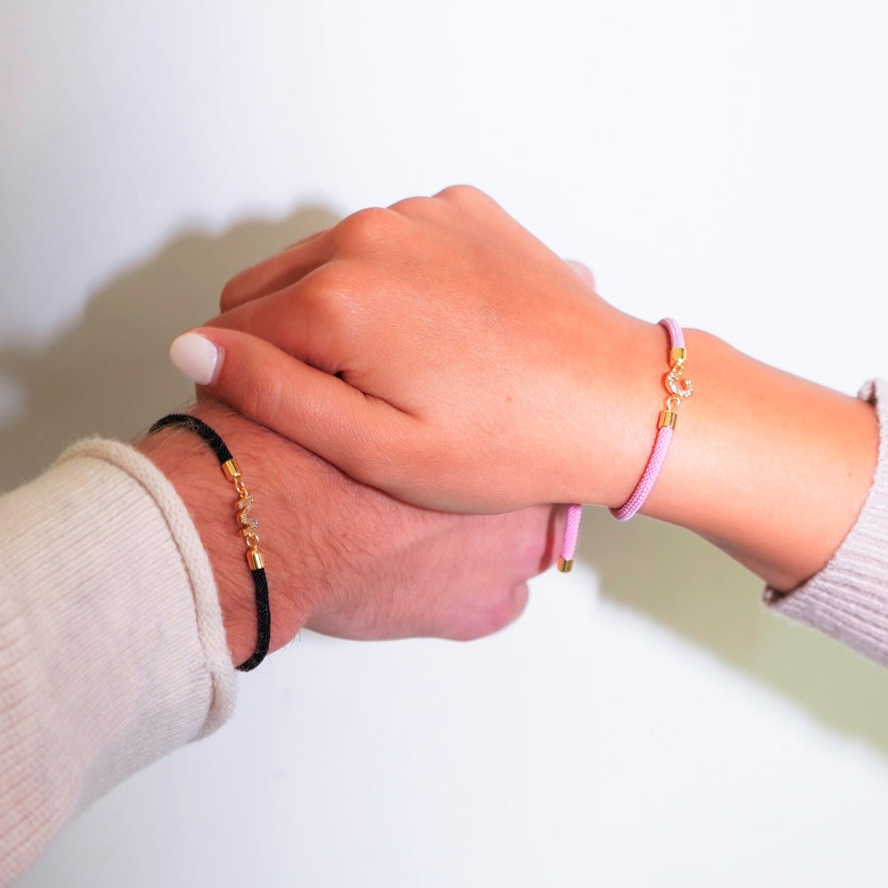 Calla – Pulsera ajustable con inicial grabada