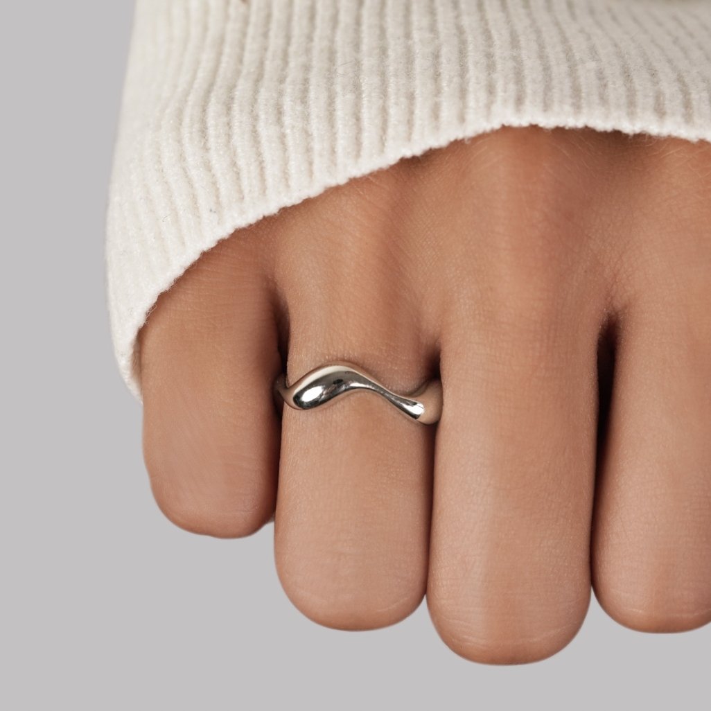 Ondine – Anillo Ondulado Minimalista